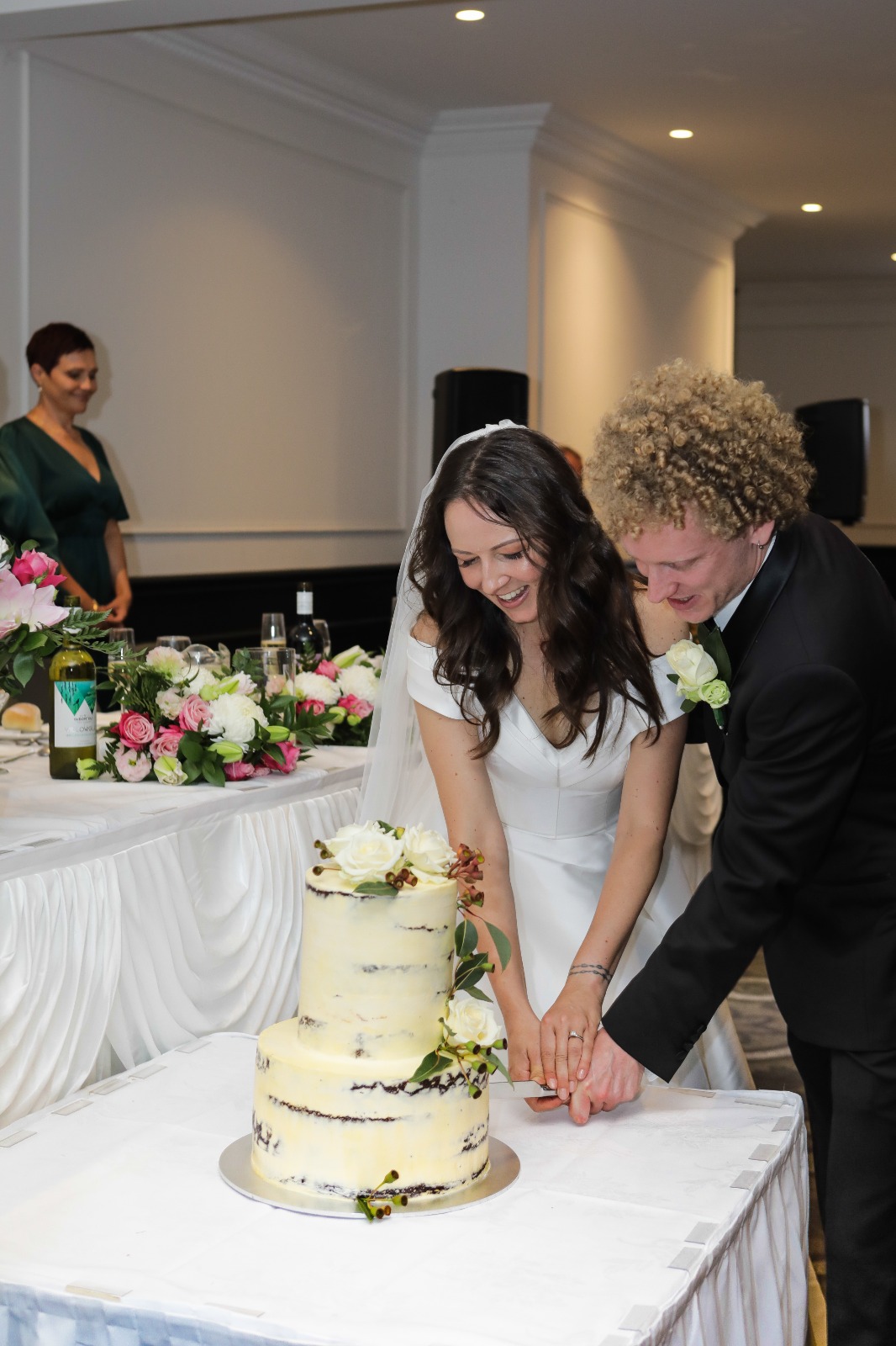 Wedding cake cutting - Bellevue Receptions